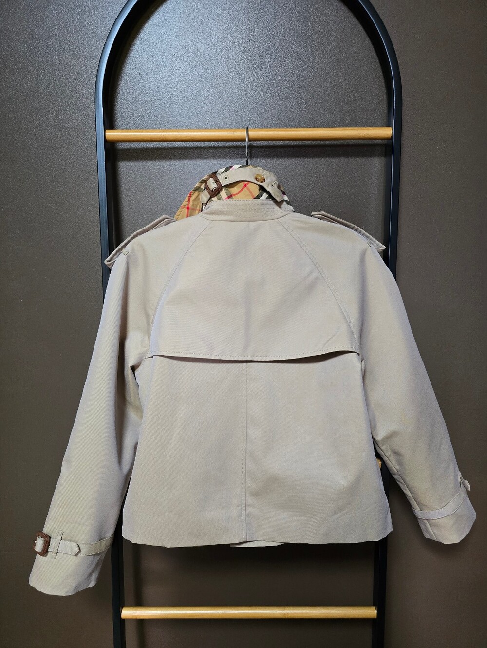 Cropped Classic Beige Women’s Trench Coat with Plaid Lining - Picture 2 of 15